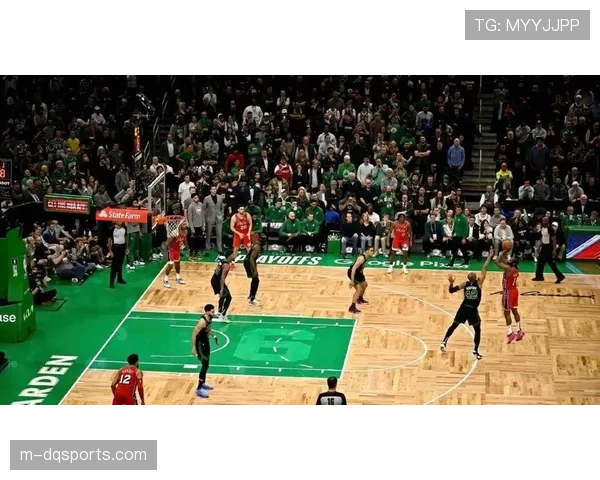 场边视角:德安东尼向哈登演示边线球战术的潜在投篮点选择 场边视角:德安东尼向哈登演示边线球战术的潜在投篮点选择